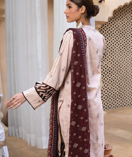 Sanam Saeed Rawayat Lawn`23 D#06