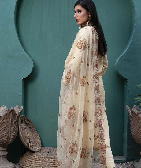 Sanam Saeed Karandi Lawn`23 D#05