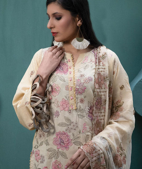 Sanam Saeed Karandi Lawn`23 D#05